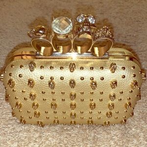 Skull Clutch with Knuckle Handle